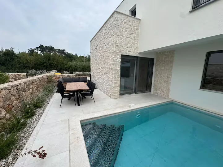 Pool und Terrasse