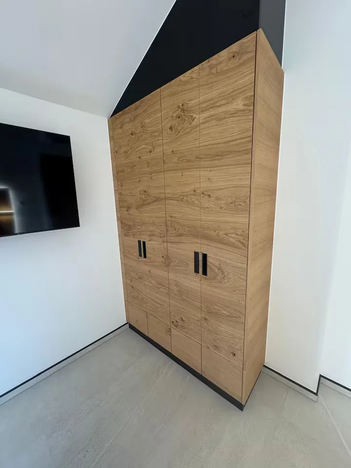 Kleiderschrank im Schlafzimmer