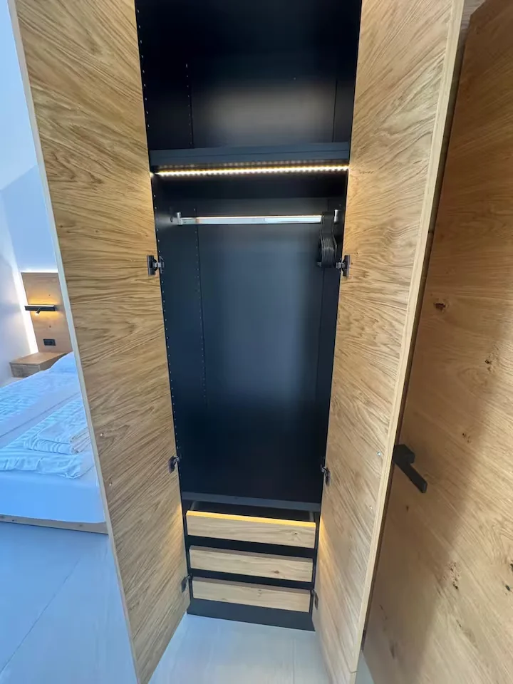 Geöffneter Kleiderschrank